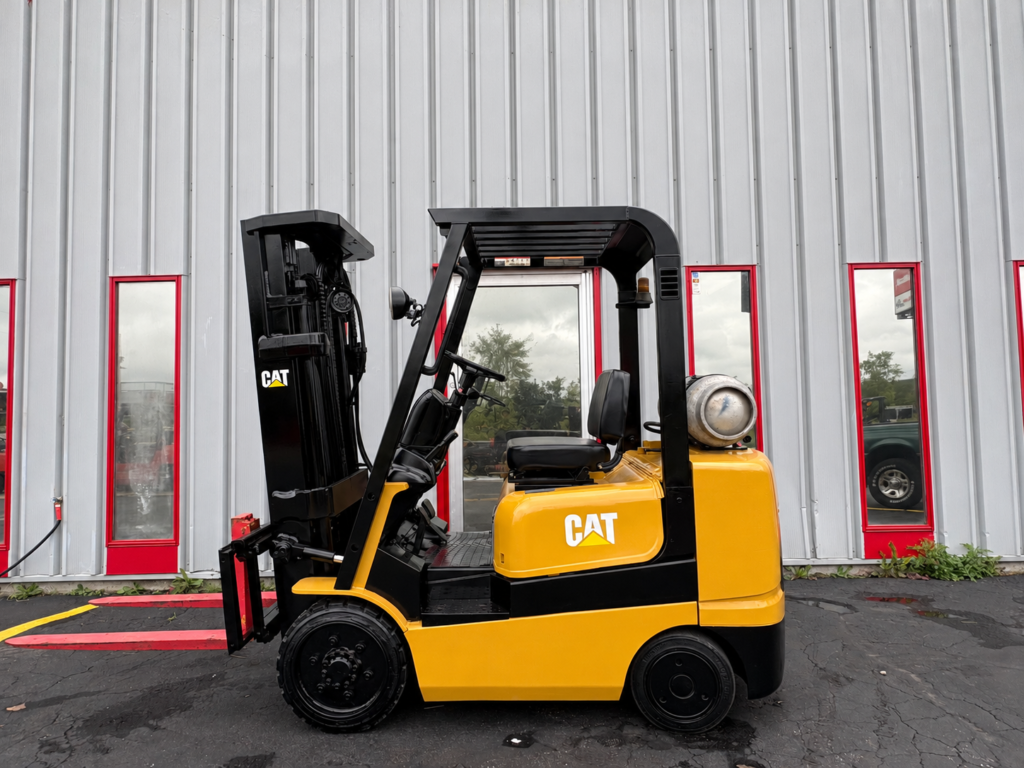 2002 CAT GC25K cushion tire forklift; background dealer signage removed