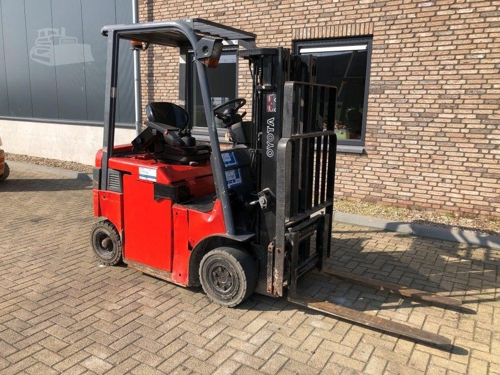 Full Toyota 7FBMF16 forklift with mast and both forks