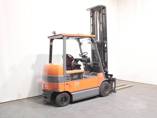 Toyota 7FBMF35 electric forklift and technical details view 1