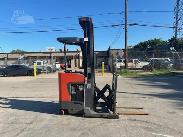 2014 Toyota 8BRU18 electric reach forklift photo 2