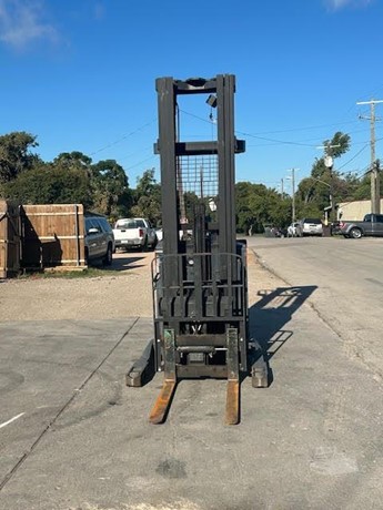2014 Toyota 8BRU18 electric reach forklift photo 4