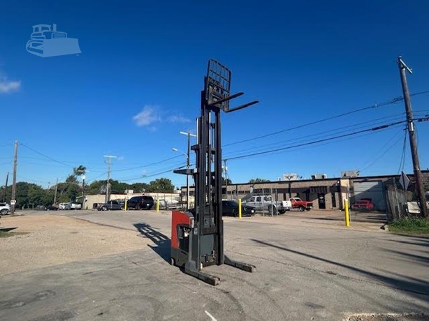 2014 Toyota 8BRU18 electric reach forklift photo 5