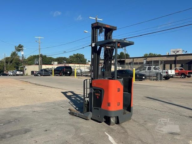 2014 Toyota 8BRU18 electric reach forklift photo 7