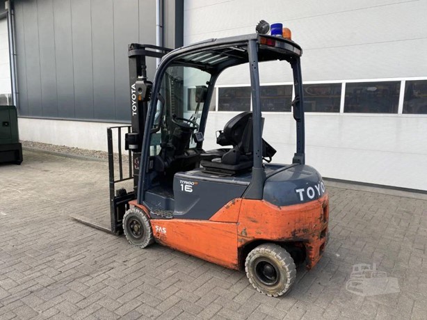 Toyota 8FBMT16 1600 kg electric forklift view 3