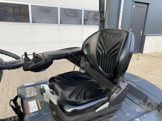 Toyota 8FBMT16 1600 kg electric forklift view 5