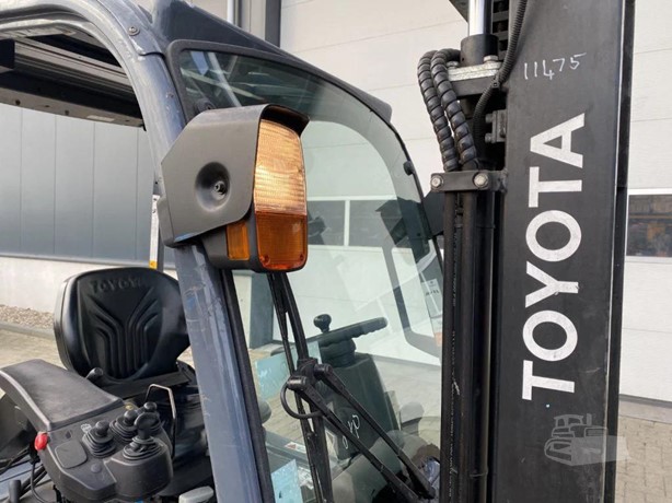 Toyota 8FBMT16 1600 kg electric forklift view 7