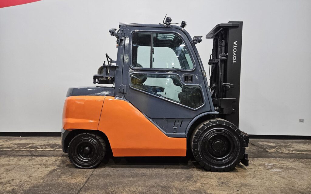 2014 Toyota 8FG45U 10000 lb LPG forklift heated cab photo 1