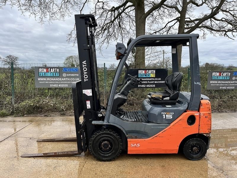 Full Toyota 02-8FDF15 forklift with complete mast and forks