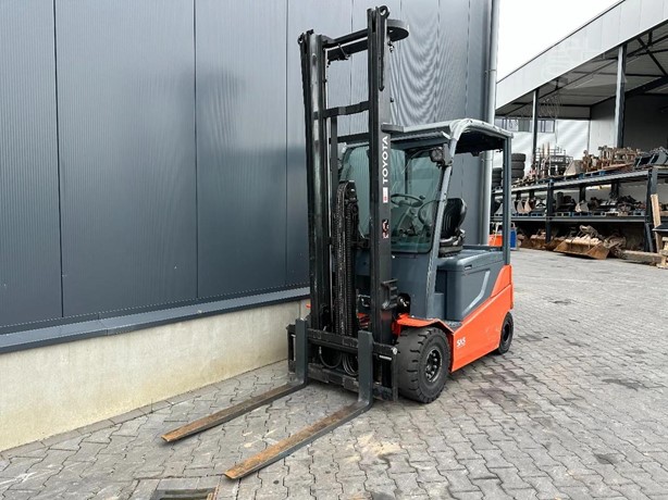 Toyota 8FBMKT25 2500 kg electric forklift view 2