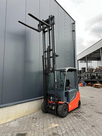 Toyota 8FBMKT25 2500 kg electric forklift view 4