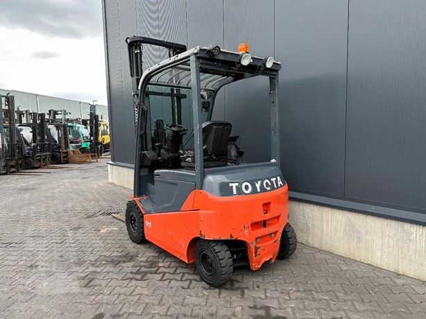 Toyota 8FBMKT25 2500 kg electric forklift view 5