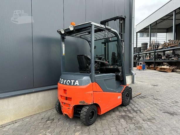 Toyota 8FBMKT25 2500 kg electric forklift view 6