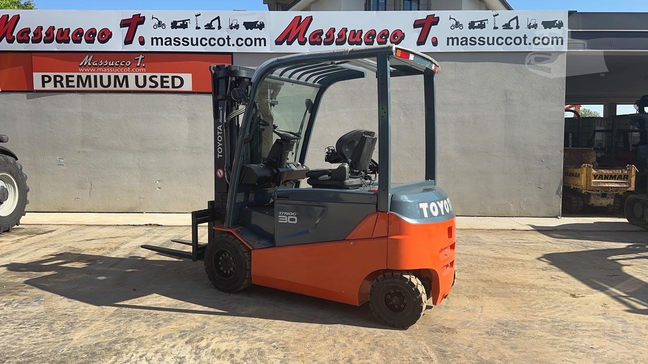 Toyota 8FBMT30 forklift detail 3