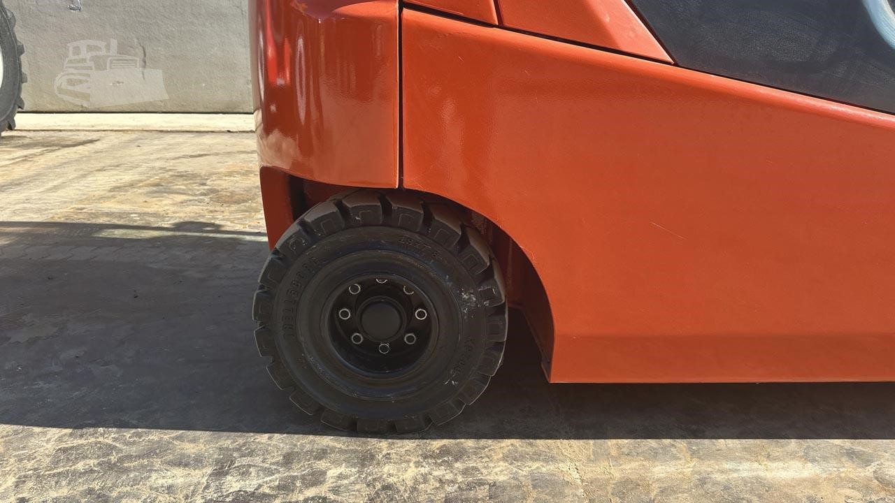 Toyota 8FBMT30 forklift detail 4