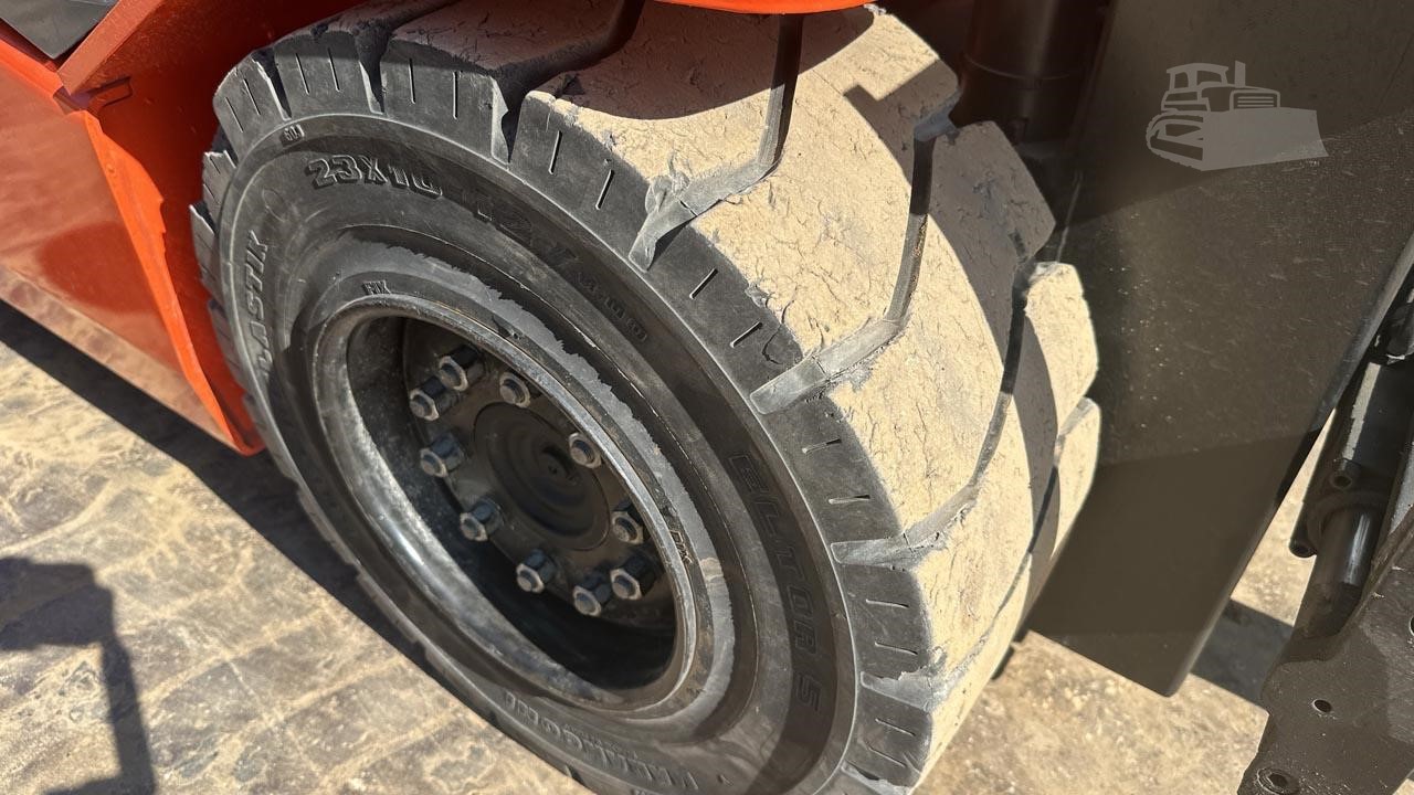 Toyota 8FBMT30 forklift detail 7
