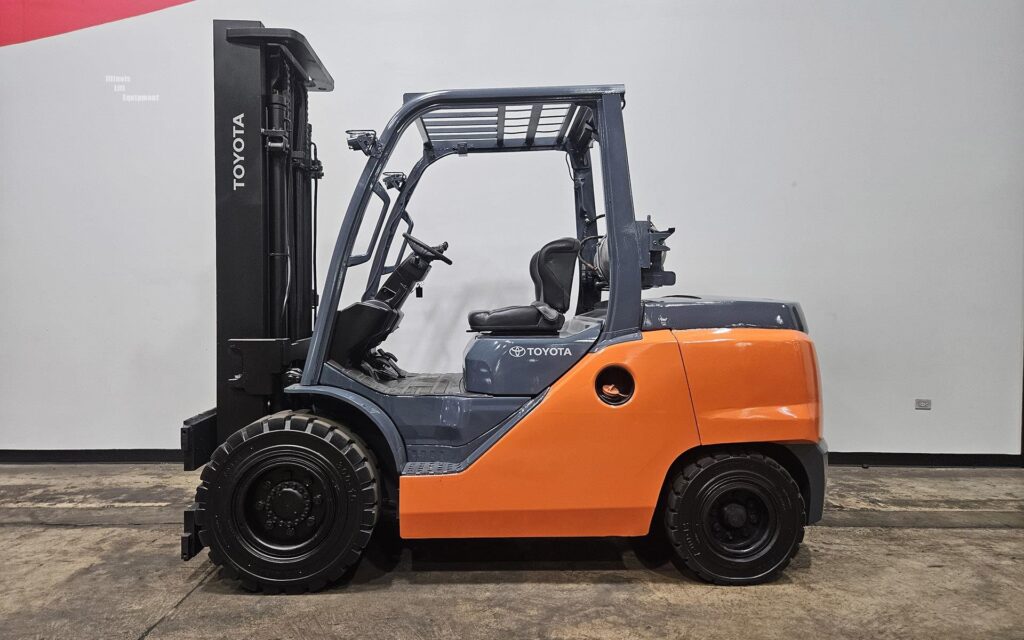 2015 Toyota 8FG50U 11000 lb LPG pneumatic forklift photo 1