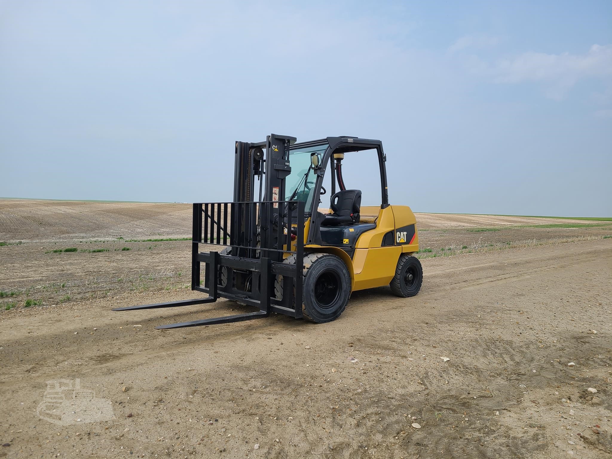 2016 CAT DP45N diesel forklift with wide carriage and dual front tires, photo 1