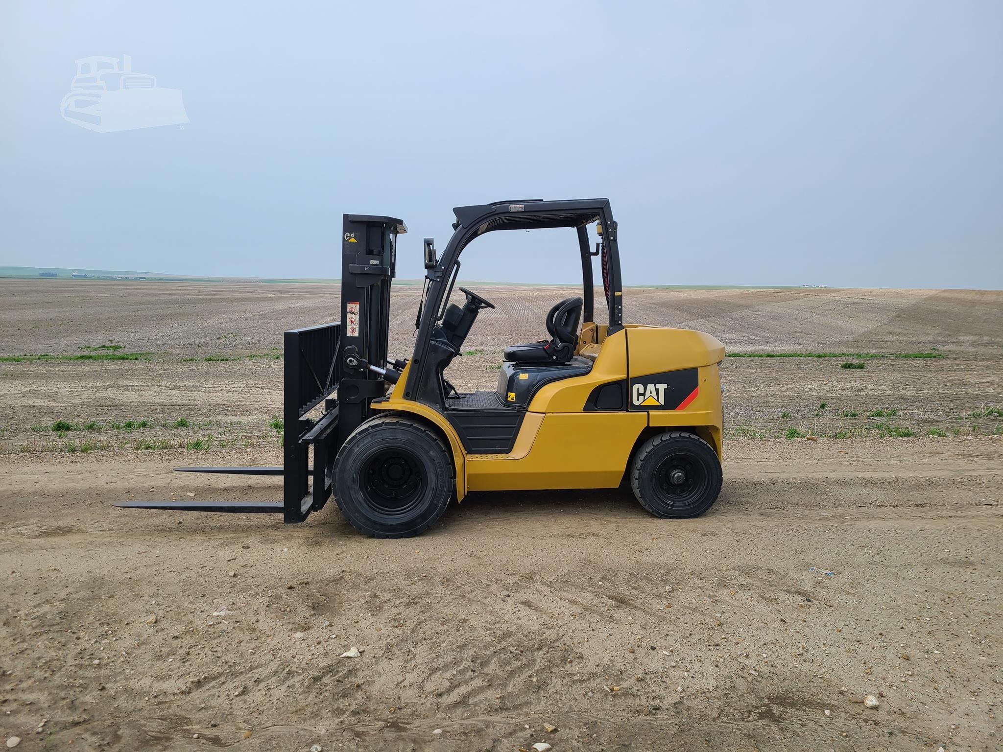 2016 CAT DP45N diesel forklift with wide carriage and dual front tires, photo 2