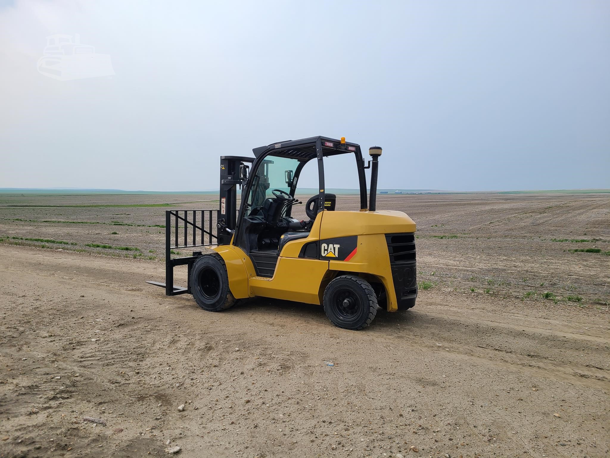 2016 CAT DP45N diesel forklift with wide carriage and dual front tires, photo 3