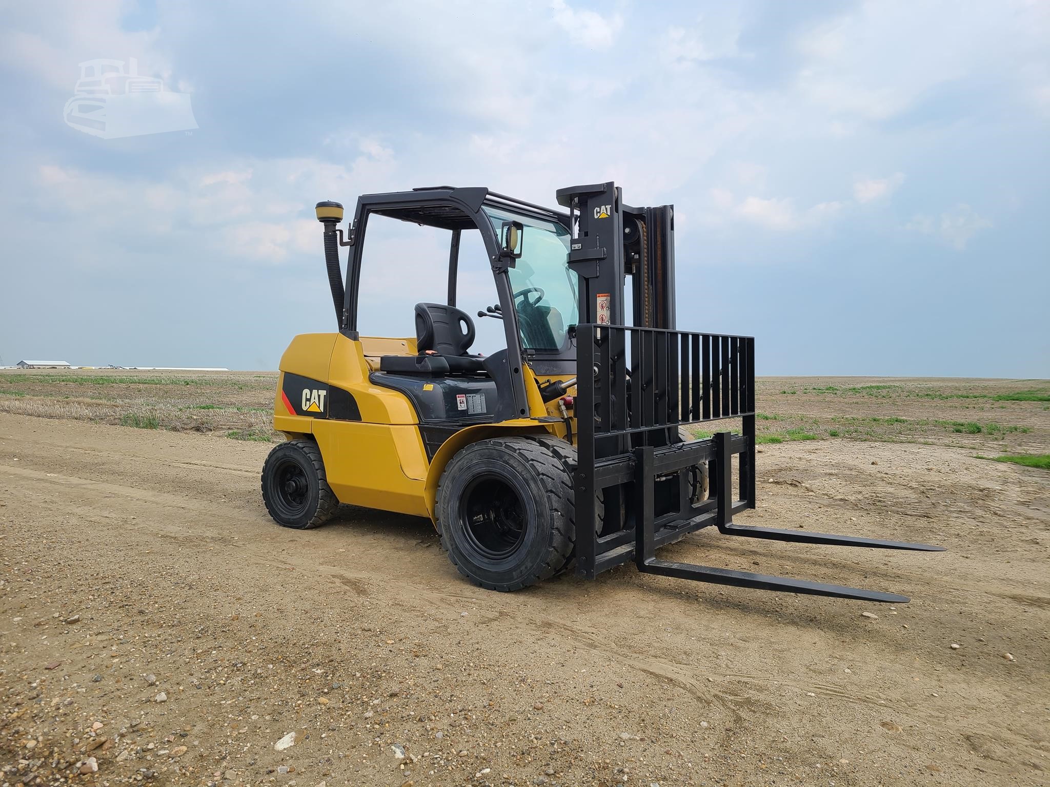 2016 CAT DP45N diesel forklift with wide carriage and dual front tires, photo 4