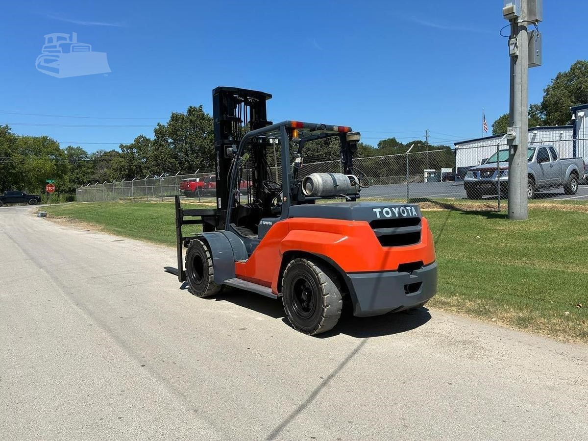 2016 Toyota 8FG80U 17500 lb LPG forklift photo 3