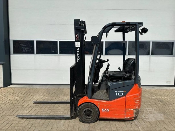 Toyota 7FBEST10 compact electric forklift view 1