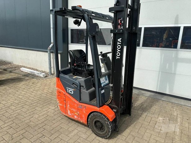Toyota 7FBEST10 compact electric forklift view 3