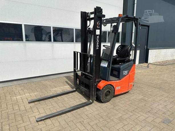 Toyota 7FBEST10 compact electric forklift view 6