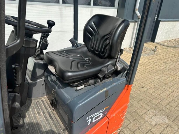 Toyota 7FBEST10 compact electric forklift view 7