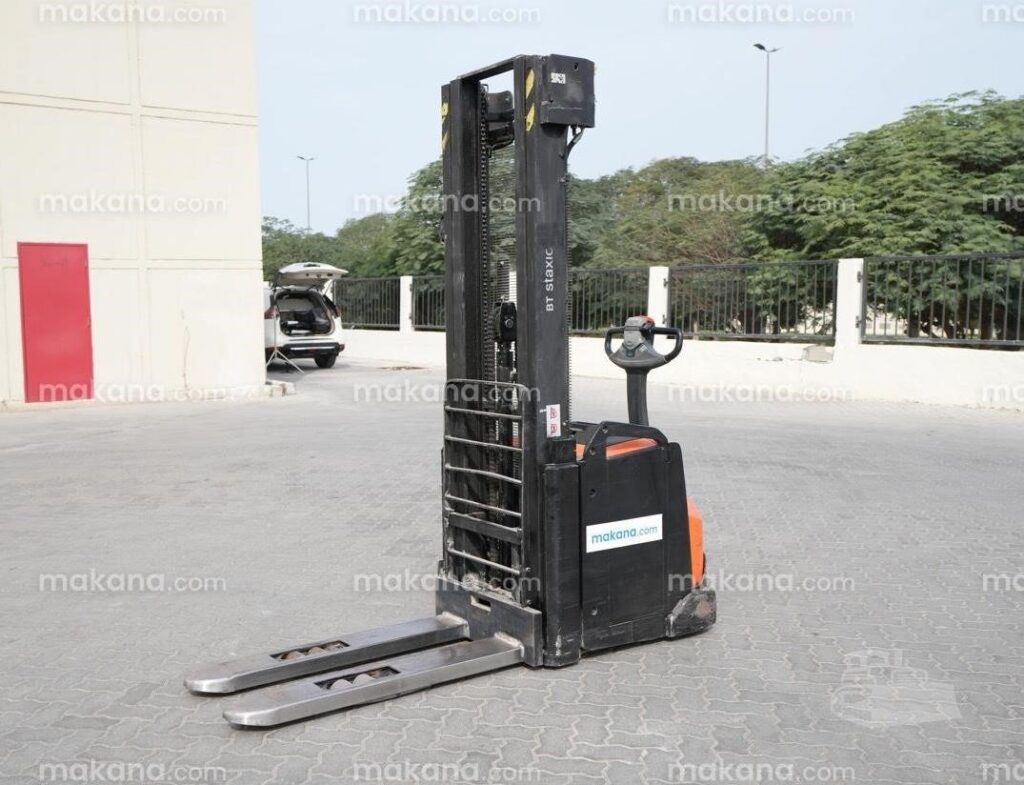 Full Toyota SWE160L electric pallet stacker with mast and forks