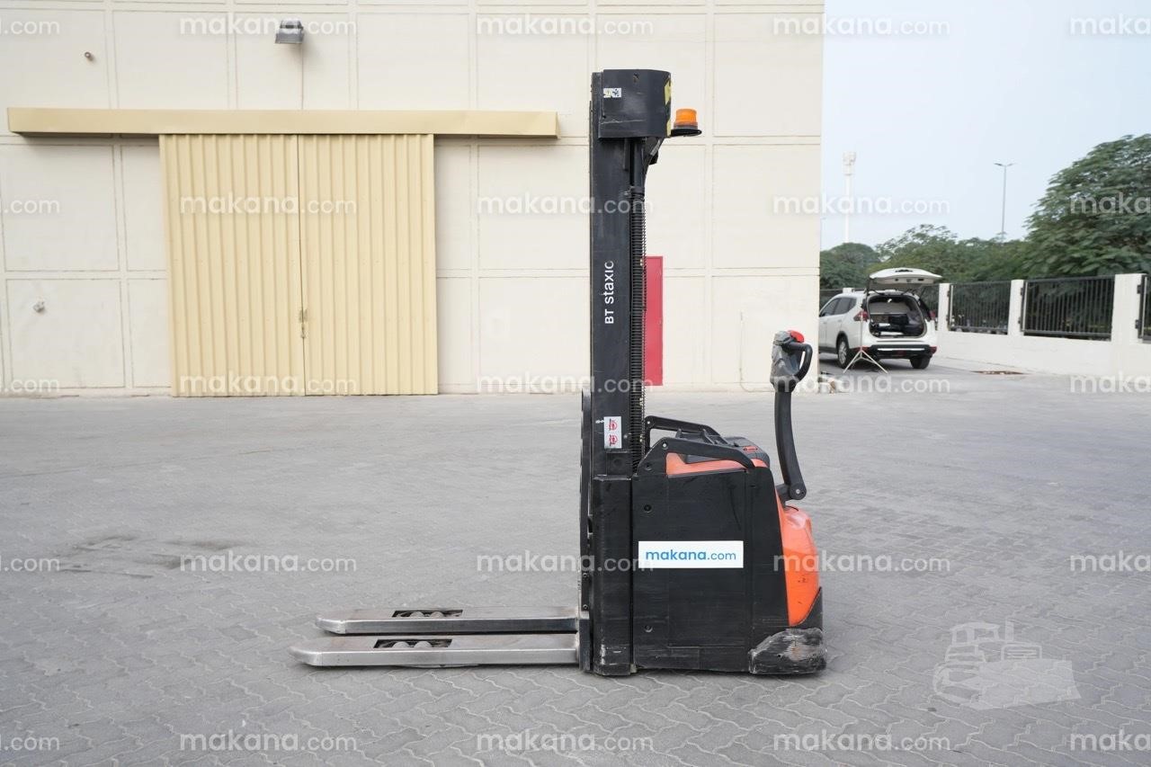 Toyota SWE160L electric pallet stacker view 2