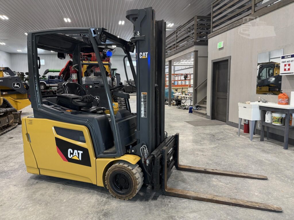 2018 CAT 2ET4000 48V electric forklift with fork positioner, photo 1