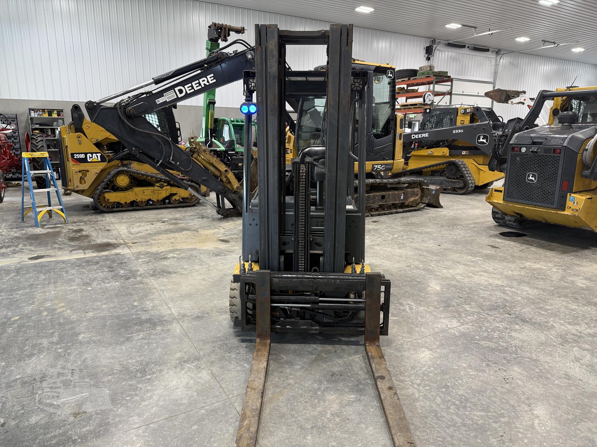 2018 CAT 2ET4000 48V electric forklift with fork positioner, photo 2