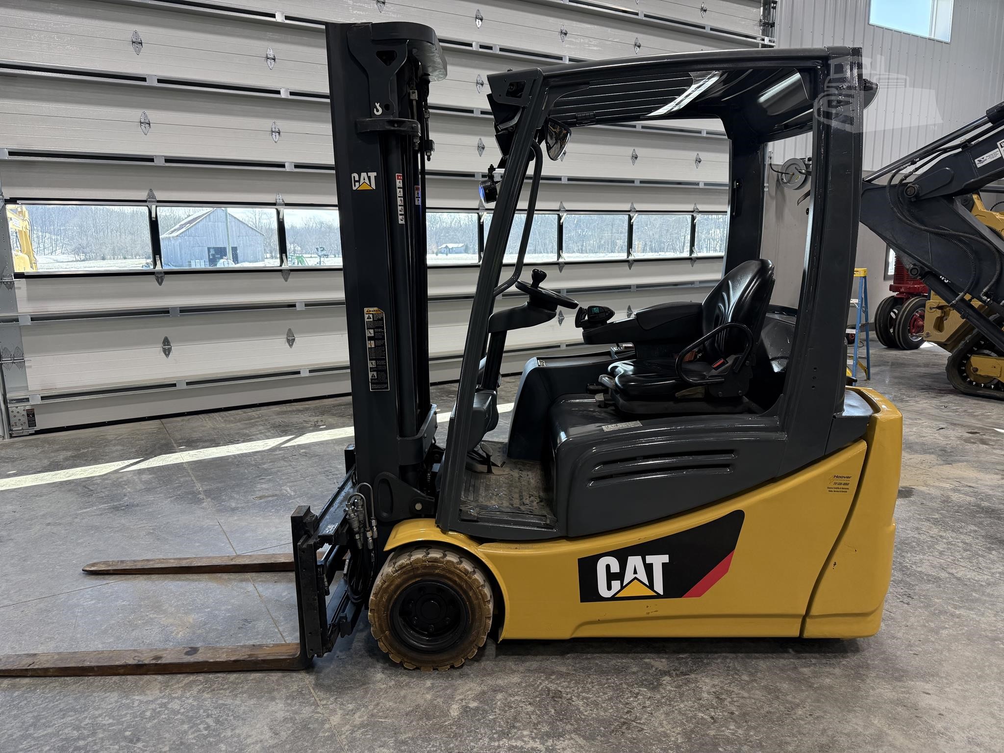 2018 CAT 2ET4000 48V electric forklift with fork positioner, photo 3