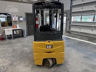 2018 CAT 2ET4000 48V electric forklift with fork positioner, photo 4