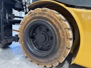 2018 CAT 2ET4000 electric forklift original equipment photo 7