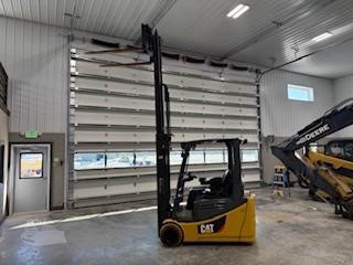 2018 CAT 2ET4000 electric forklift original equipment photo 8