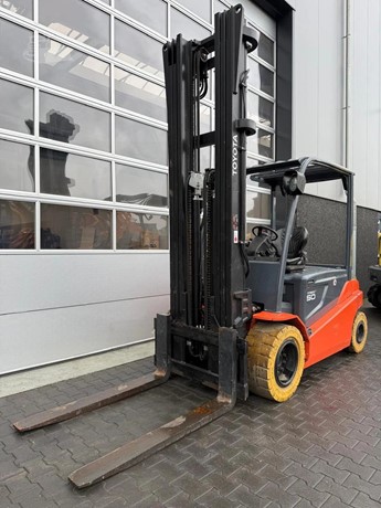 Toyota 8FBMT50 5000 kg electric forklift view 1