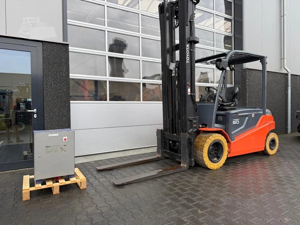 Toyota 8FBMT50 5000 kg electric forklift view 2