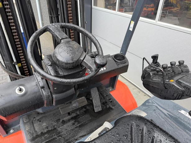 Toyota 8FBMT50 5000 kg electric forklift view 7