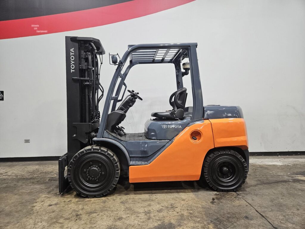 2018 Toyota 8FD40U 9000 lb diesel forklift photo 1