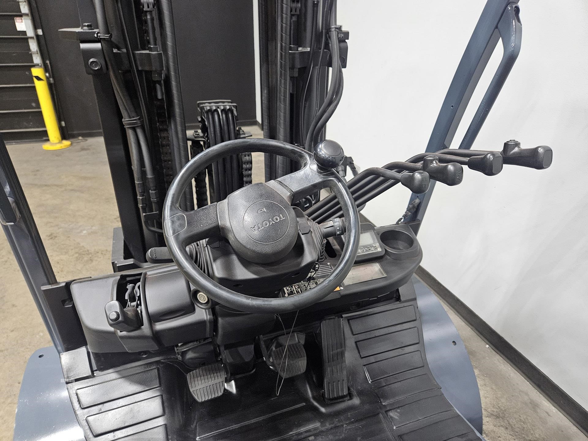2018 Toyota 8FD40U 9000 lb diesel forklift photo 13