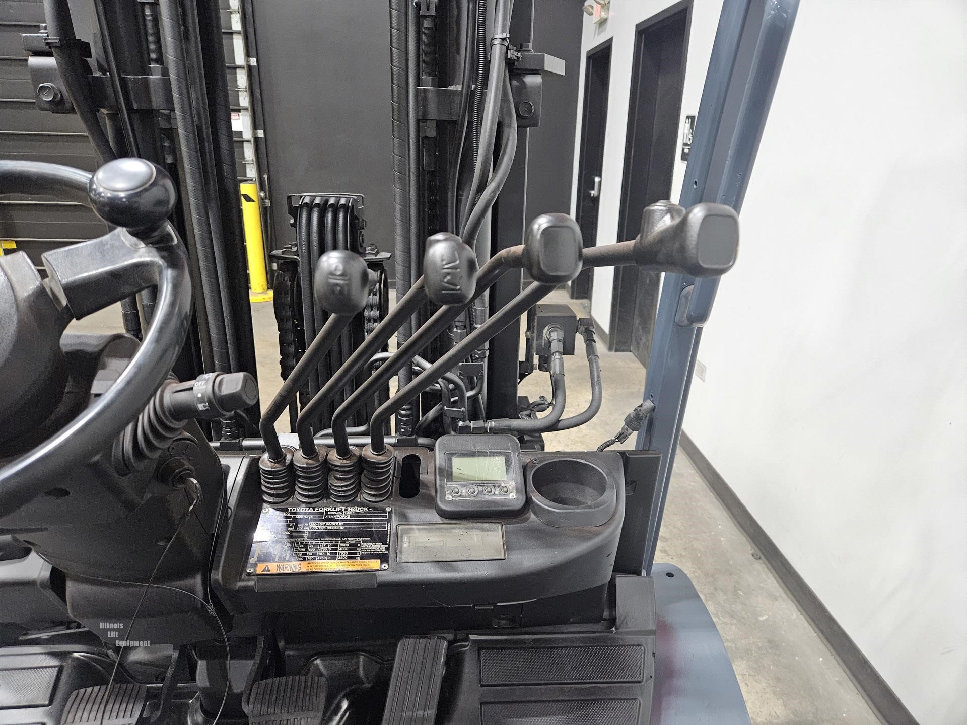 2018 Toyota 8FD40U 9000 lb diesel forklift photo 14