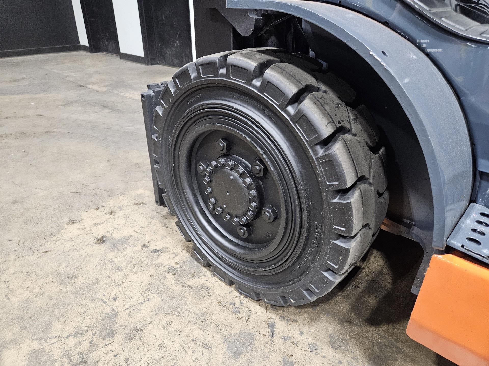 2018 Toyota 8FD40U 9000 lb diesel forklift photo 19