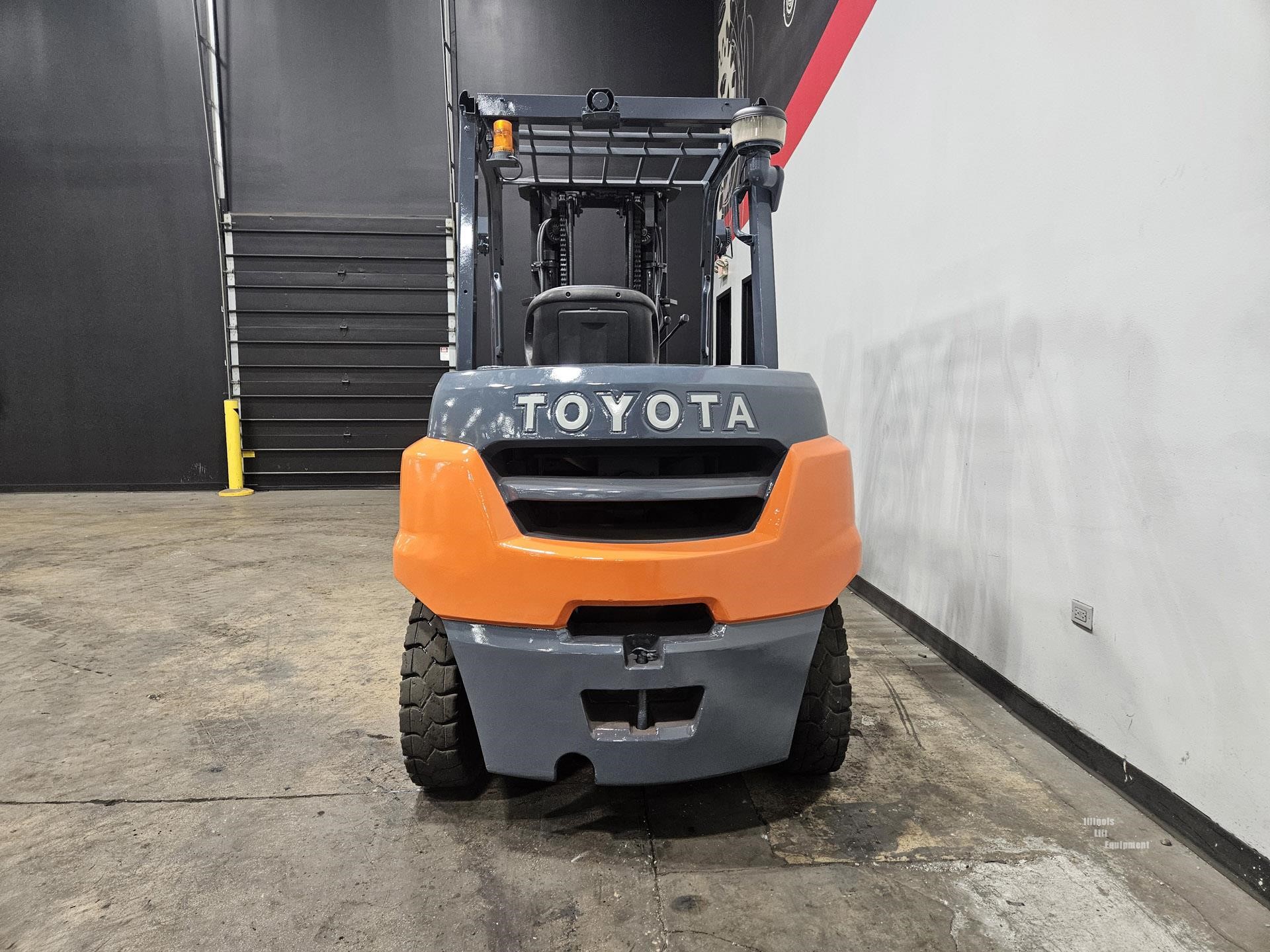2018 Toyota 8FD40U 9000 lb diesel forklift photo 3