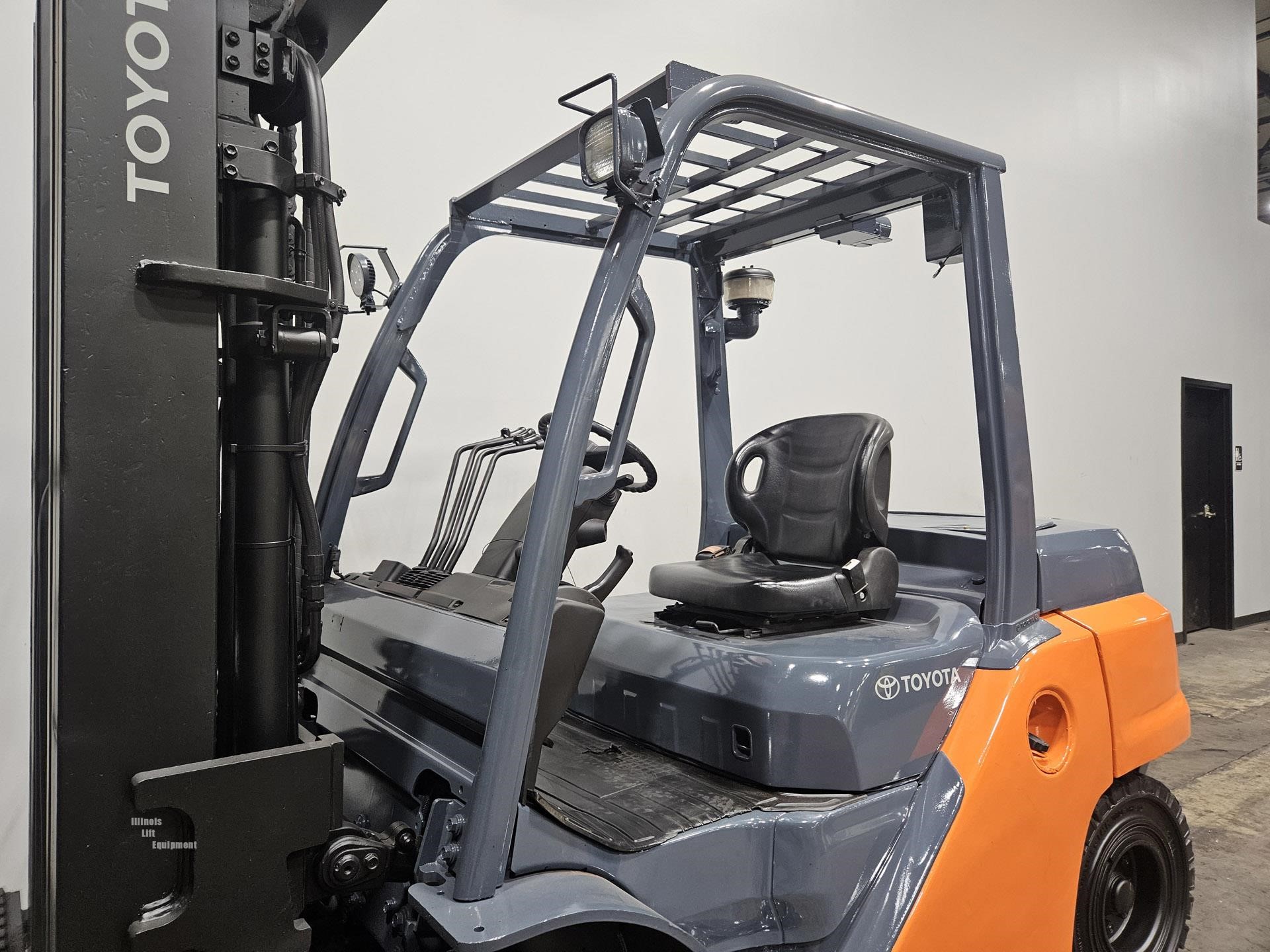 2018 Toyota 8FD40U 9000 lb diesel forklift photo 9