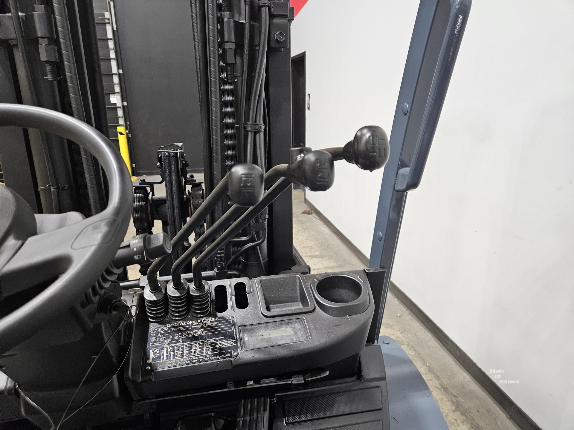 2018 Toyota 8FD50U 11000 lb diesel forklift photo 14