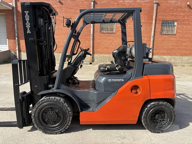 2018 Toyota 8FG35U LPG pneumatic tire forklift side view