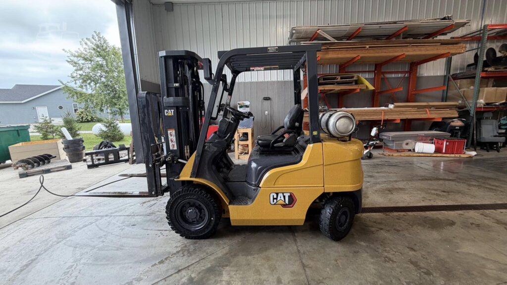 2019 CAT GP25N 5,000 lb LPG forklift, original photo 1