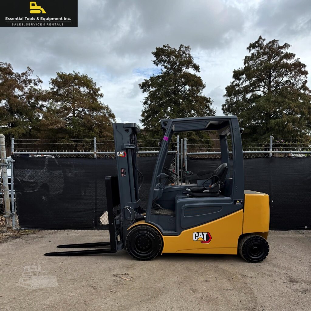 2020 CAT 2EP6000 80V electric forklift with side shift and fork positioner, photo 1